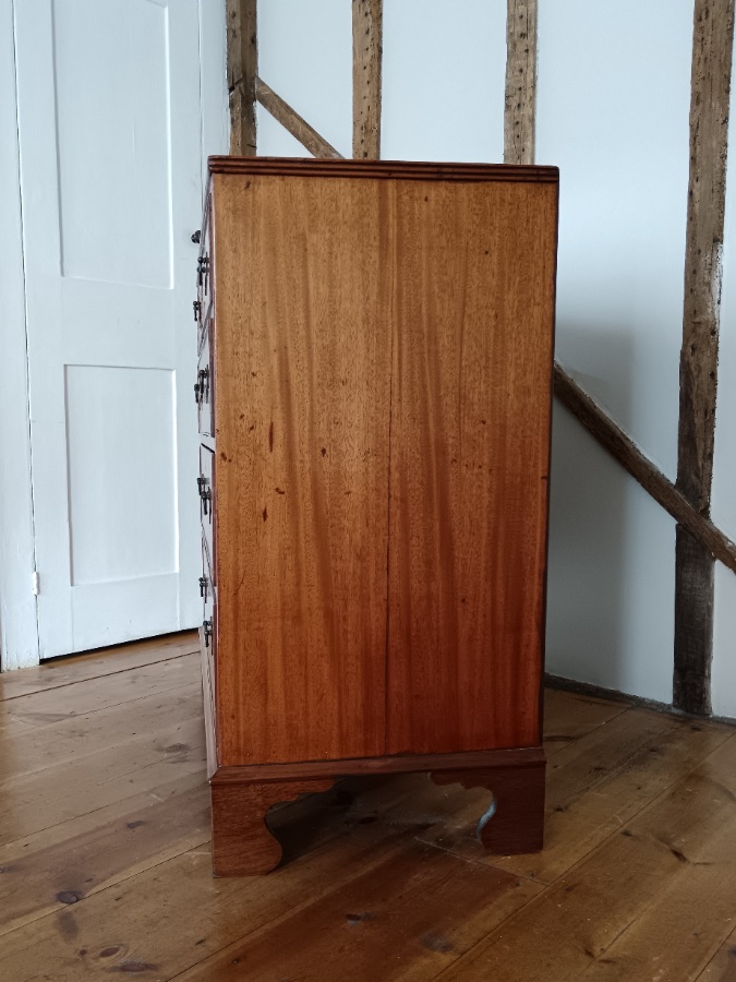 Georgian Mahogany Chest of Drawers of small proportions (12).jpg